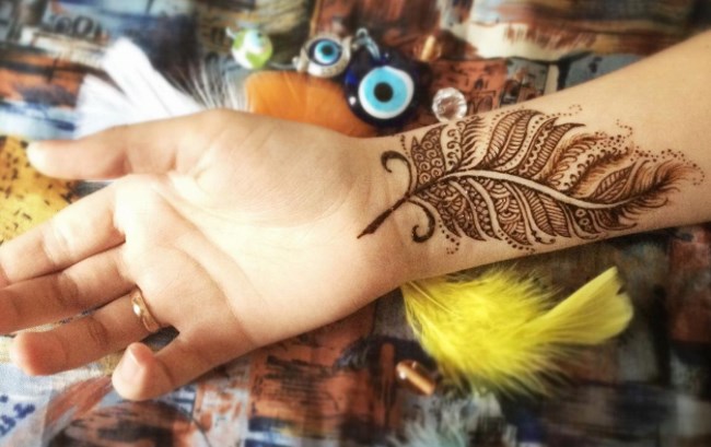 Tatuagem de hena (mehendi) no braço - desenhos pequenos e leves. Quanto tempo dura a tatuagem? Preço. Uma foto