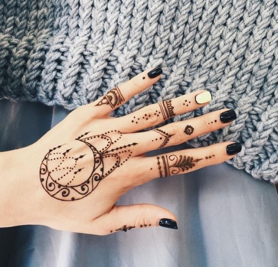 Dessins sur la main au henné, tatouage mehendi pour les débutants, croquis légers, motifs. Une photo