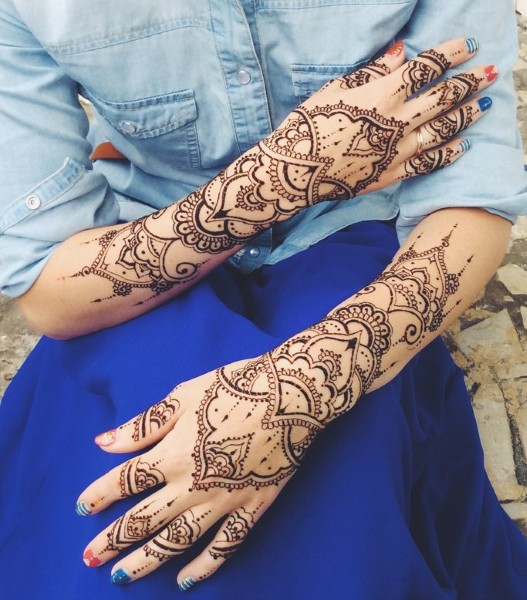 Desenhos à mão com henna, tatuagem mehendi para iniciantes, esboços leves, padrões. Uma foto