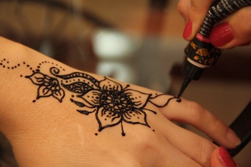 Desenhos à mão com henna, tatuagem mehendi para iniciantes, esboços leves, padrões. Uma foto