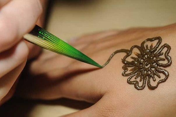 Desenhos à mão com henna, tatuagem mehendi para iniciantes, esboços leves, padrões. Uma foto