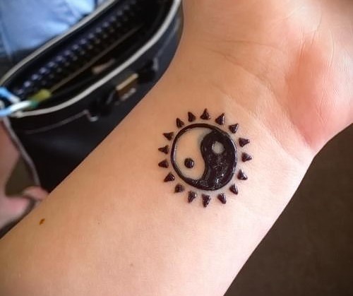 Desenhos à mão com henna, tatuagem mehendi para iniciantes, esboços leves, padrões. Uma foto