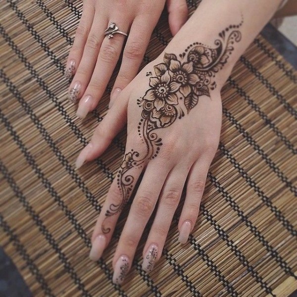 Desene pe mână cu henna, tatuaj mehendi pentru începători, schițe ușoare, modele. O fotografie