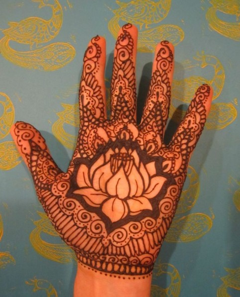 Desenhos à mão com henna, tatuagem mehendi para iniciantes, esboços leves, padrões. Uma foto