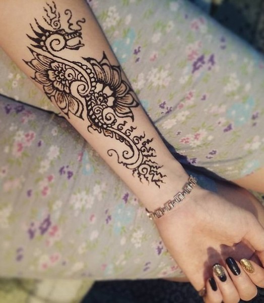 Dessins sur la main au henné, tatouage mehendi pour les débutants, croquis légers, motifs. Une photo