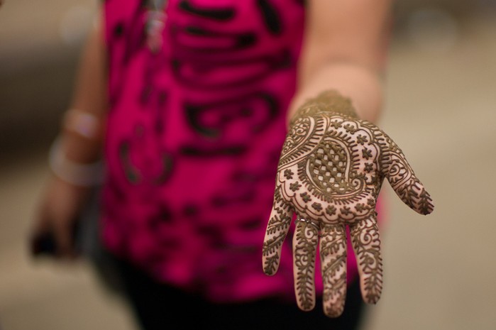 Dessins sur la main au henné, tatouage mehendi pour les débutants, croquis légers, motifs. Une photo