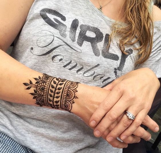 Desenhos à mão com henna, tatuagem mehendi para iniciantes, esboços leves, padrões. Uma foto