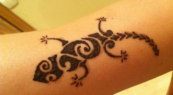 Desenhos à mão com henna, tatuagem mehendi para iniciantes, esboços leves, padrões. Uma foto