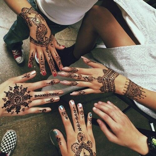 Desene pe mână cu henna, tatuaj mehendi pentru începători, schițe ușoare, modele. O fotografie