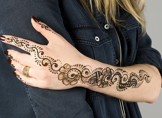 Desenhos à mão com henna, tatuagem mehendi para iniciantes, esboços leves, padrões. Uma foto