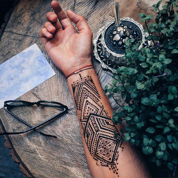 Desenhos à mão com henna, tatuagem mehendi para iniciantes, esboços leves, padrões. Uma foto