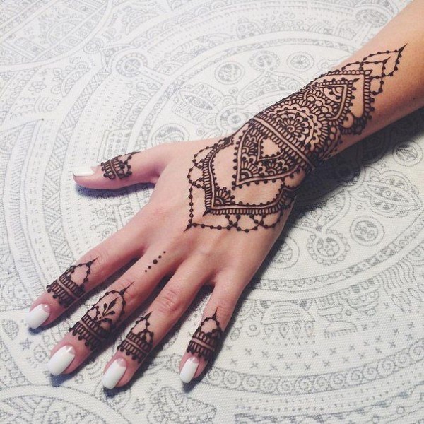 Desenhos à mão com henna, tatuagem mehendi para iniciantes, esboços leves, padrões. Uma foto