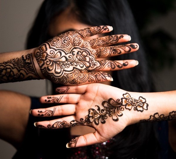 Desenhos à mão com henna, tatuagem mehendi para iniciantes, esboços leves, padrões. Uma foto