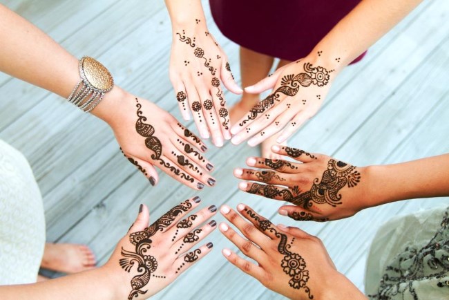 Tatuagem de hena (mehendi) no braço - desenhos pequenos e leves. Quanto tempo dura a tatuagem? Preço. Uma foto