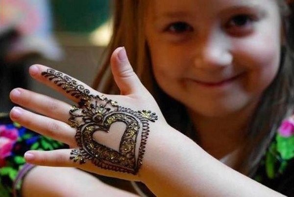 Tatuaj cu henna (mehendi) pe braț - desene ușoare și mici. Cât durează tatuajul? Preț. O fotografie