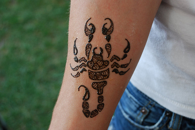 Tatuagem de hena (mehendi) no braço - desenhos pequenos e leves. Quanto tempo dura a tatuagem? Preço. Uma foto