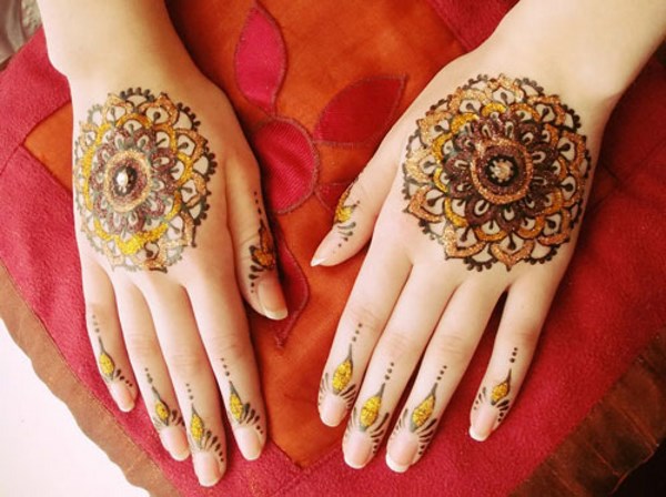 Tatuaj cu henna (mehendi) pe braț - desene ușoare și mici. Cât durează tatuajul? Preț. O fotografie