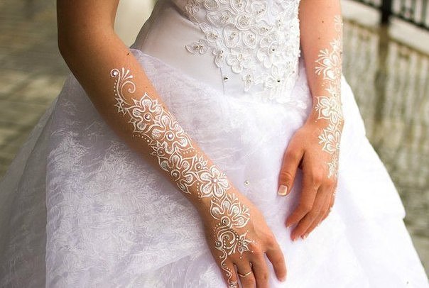 Tatuaj cu henna (mehendi) pe braț - desene ușoare și mici. Cât durează tatuajul? Preț. O fotografie