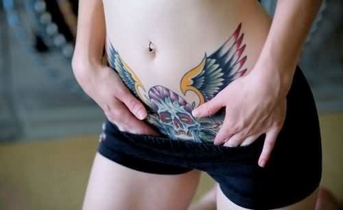 Asas de tatuagem (asa) nas costas - significado para meninas e homens. Uma foto