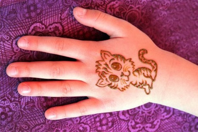 Tatuaj cu henna (mehendi) pe braț - desene ușoare și mici. Cât durează tatuajul? Preț. O fotografie