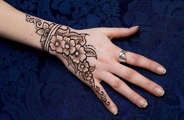 Tatuagem de hena (mehendi) no braço - desenhos pequenos e leves. Quanto tempo dura a tatuagem? Preço.Uma foto