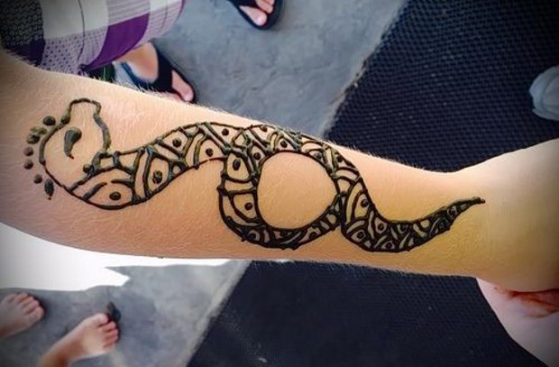 Tatuagem de hena (mehendi) no braço - desenhos pequenos e leves. Quanto tempo dura a tatuagem? Preço. Uma foto