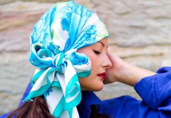 Qu'il est beau d'attacher un foulard sur la tête de différentes manières, comme un chapeau, pour le baptême, avec la queue vers le haut. Étape par étape avec photo