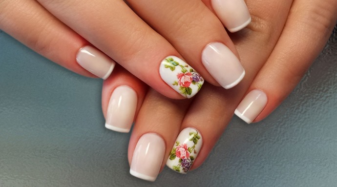 Design de unhas francês - notícias e fotos. Idéias de desenho, com polidor de gel brilhante, strass, brilhos, controles deslizantes, listras