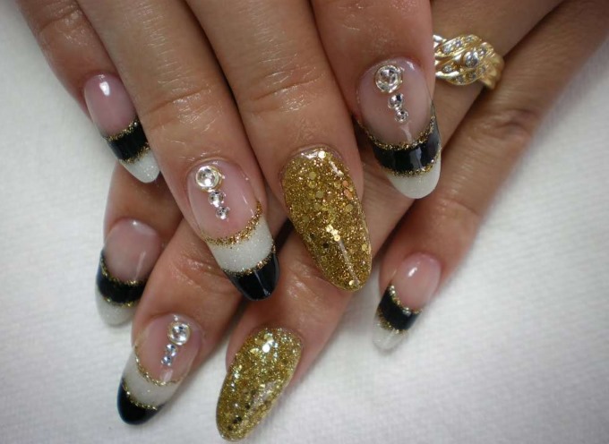 Design de unhas francês - notícias e fotos.Idéias de desenho, com polidor de gel brilhante, strass, brilhos, controles deslizantes, listras