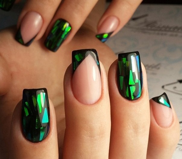 Design de unhas francês - notícias e fotos. Idéias de desenho, com polidor de gel brilhante, strass, brilhos, controles deslizantes, listras