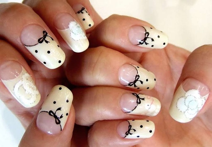 Design de unhas francês - notícias e fotos. Idéias de desenho, com polidor de gel brilhante, strass, brilhos, controles deslizantes, listras