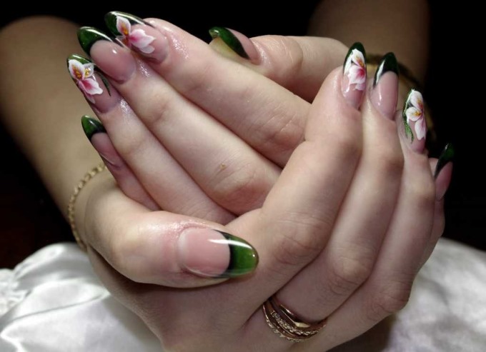 Design de unhas francês - notícias e fotos. Idéias de desenho, com polidor de gel brilhante, strass, brilhos, controles deslizantes, listras