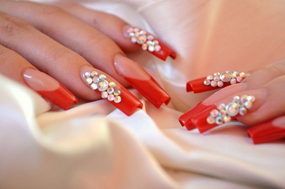 Conception de strass sur les ongles. Comme c'est beau de disposer, coller, réparer, des idées de localisation