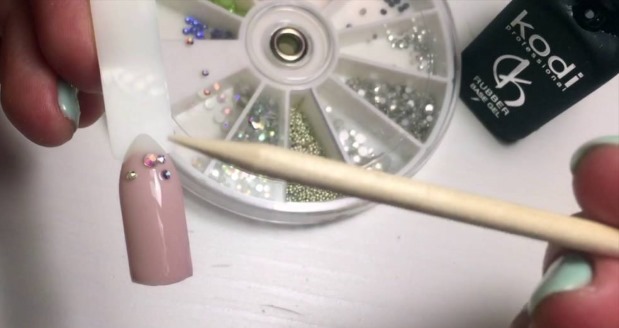 Conception de strass sur les ongles. Comme c'est beau de disposer, coller, réparer, des idées de localisation