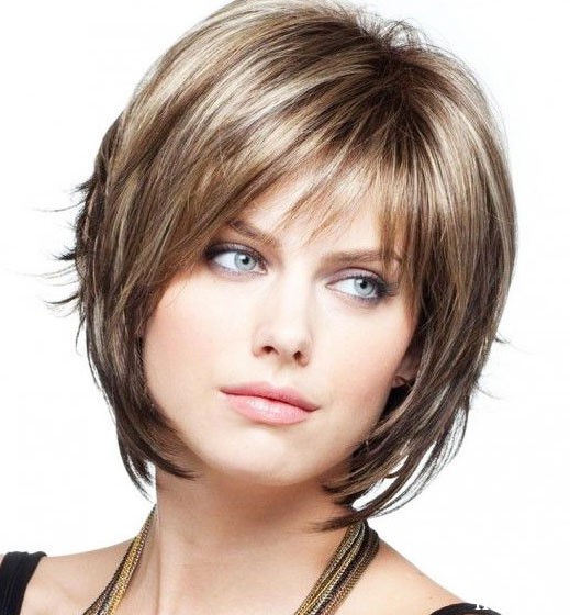 Cortes de cabelo para cabelos curtos 2024 para mulheres, fotos para todos os dias que não exigem penteado para um rosto oval e redondo, vistas frontal e traseira