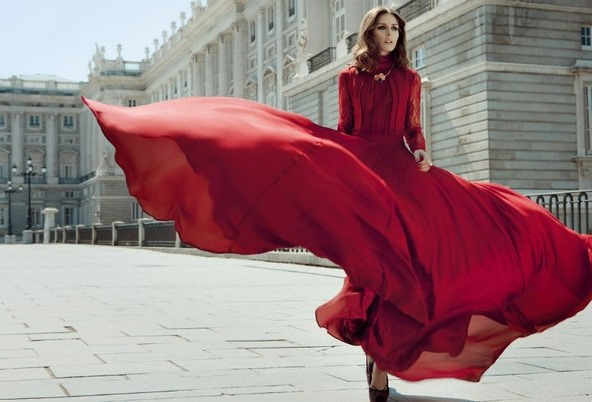 O vermelho é uma combinação com outras cores nas roupas de uma mulher, o que significa o que vestir, quem combina