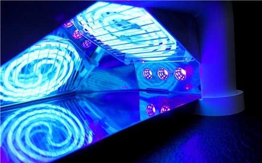 Les meilleures lampes pour sécher les ongles pour la manucure, la gomme laque: table, ultraviolets, LED, comment utiliser