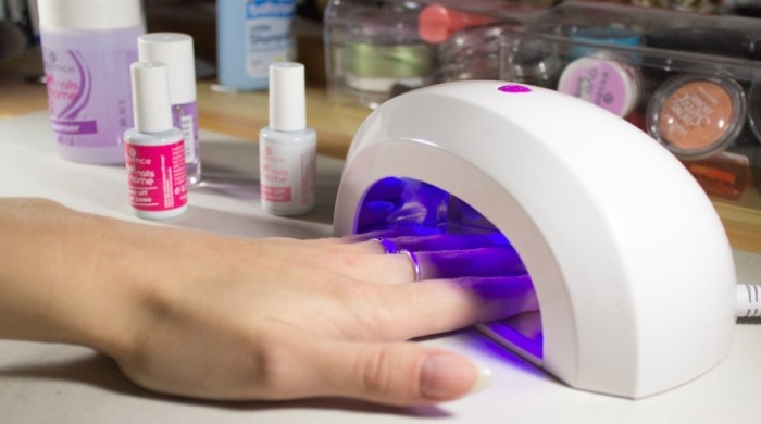 Les meilleures lampes pour sécher les ongles pour la manucure, la gomme laque: table, ultraviolets, LED, comment utiliser