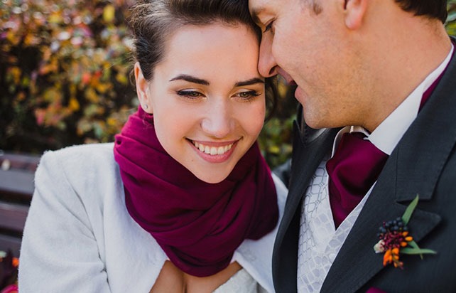 Qual é a combinação da cor bordô nas roupas de mulheres e homens? Uma foto