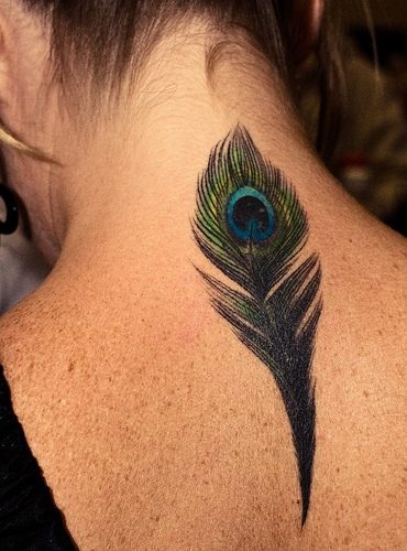 Tatuagem de pena - o significado de uma menina com uma palavra, pássaros, um pavão em sua perna, braço, pulso, abdômen, pescoço, costas, clavícula, de lado