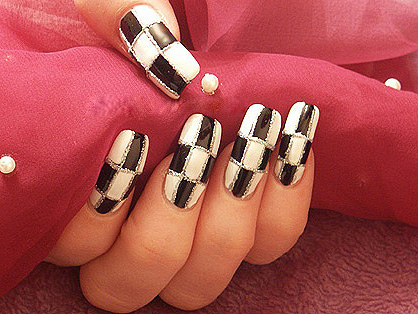 Desenho de unhas preto e branco. Foto, tendências da moda: jaqueta de serviço, ombre, pintada