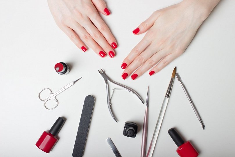 Desenho de unhas preto e branco. Foto, tendências da moda: jaqueta de serviço, ombre, pintada