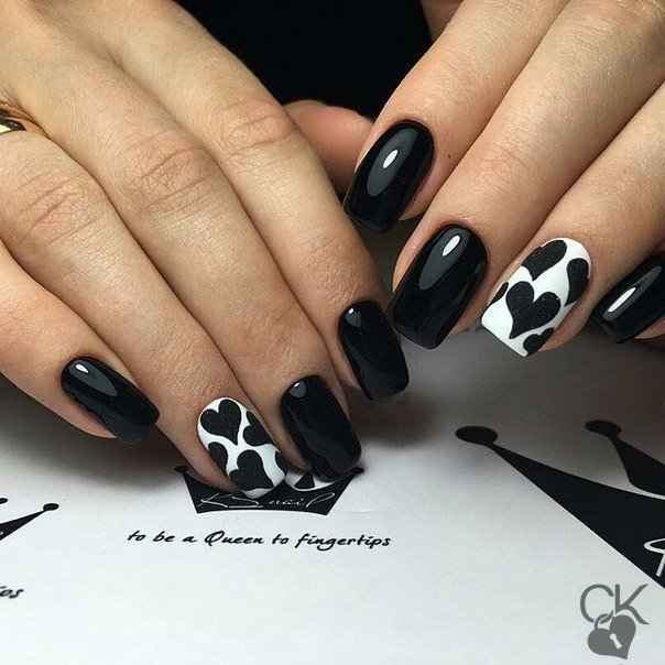 Conception d'ongles en noir et blanc. Photo, tendances de la mode: veste de service, ombre, peint