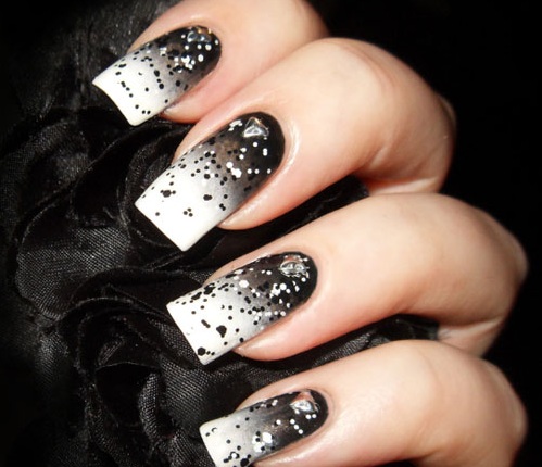 Desenho de unhas preto e branco. Foto, tendências da moda: jaqueta de serviço, ombre, pintada