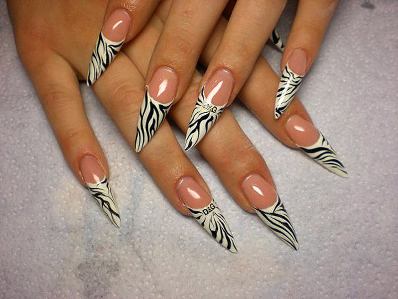 Desenho de unhas preto e branco. Foto, tendências da moda: jaqueta de serviço, ombre, pintada