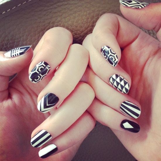 Conception d'ongles en noir et blanc. Photo, tendances de la mode: veste de service, ombre, peint