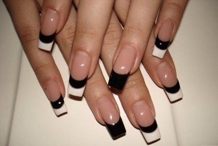 Conception d'ongles en noir et blanc.Photo, tendances de la mode: veste de service, ombre, peint