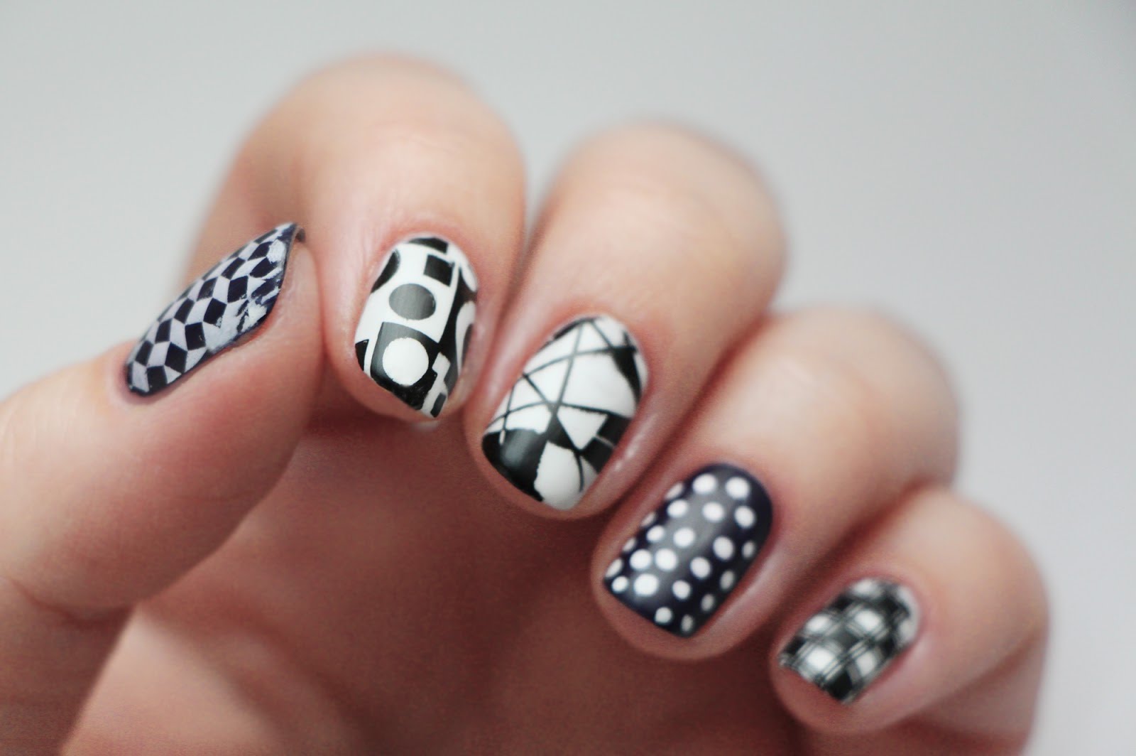 Conception d'ongles en noir et blanc. Photo, tendances de la mode: veste de service, ombre, peint