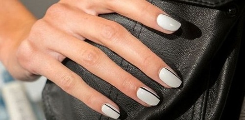 Manicure monocromática 2024. Novidades fotográficas para unhas curtas, ideias com strass, brilhos