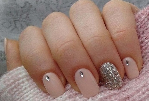 Manicure monocromática 2024. Novidades fotográficas para unhas curtas, ideias com strass, brilhos